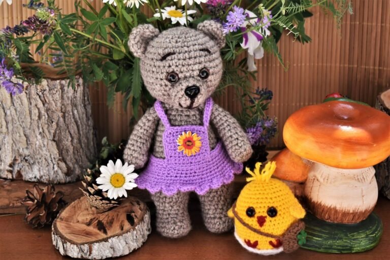 Cute Crochet Bee Pattern (Free Beginner Amigurumi)