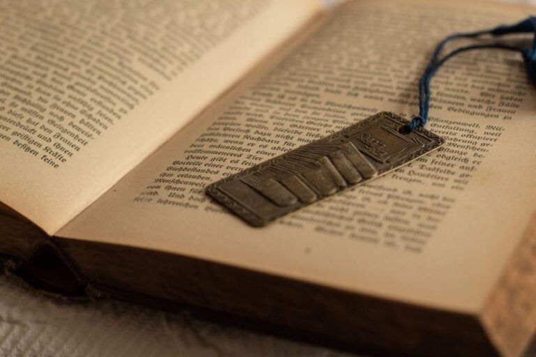 Easy Crochet Bookmark Pattern (Quick Beginner Make)